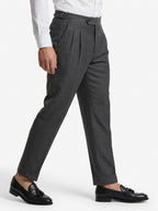 Pantalón del traje gris de perfil con bajo vuelto
