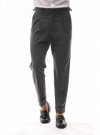 Pantalón del traje gris de frente con pinzas