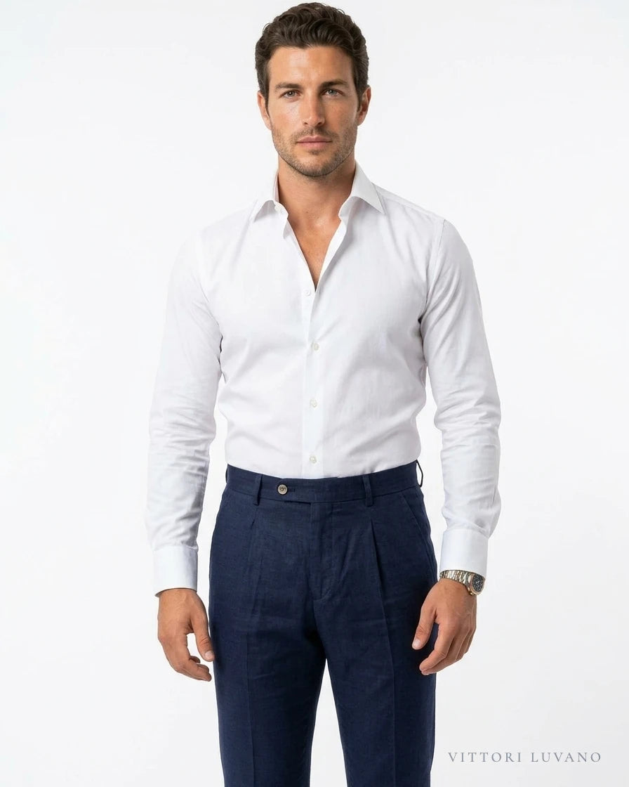 Camisa de vestir slim Classico blanca VITTORI LUVANO, frontal con pantalón azul marino