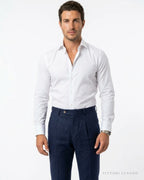Camisa de vestir slim Classico blanca VITTORI LUVANO, frontal con pantalón azul marino