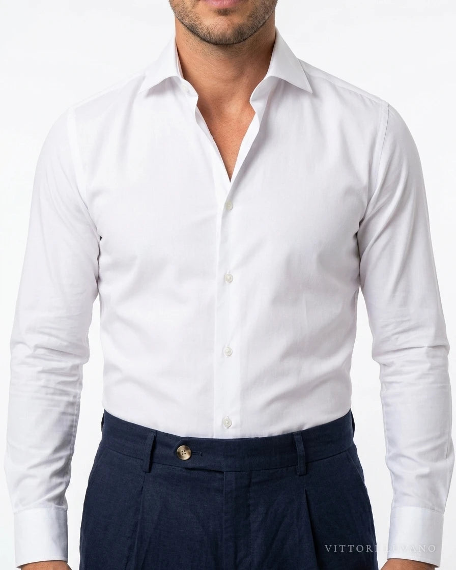 Detalle del cuello y la botonadura de la camisa slim Classico blanca VITTORI LUVANO