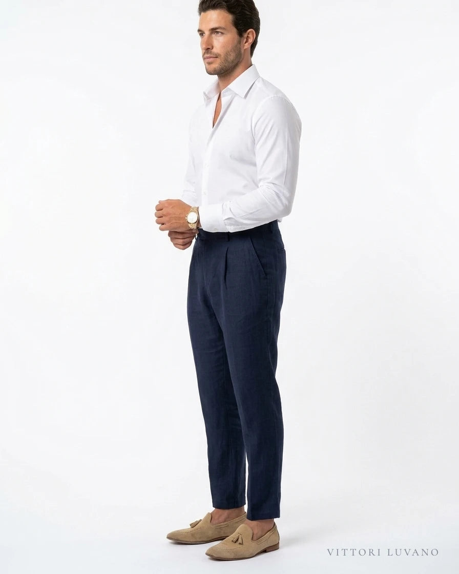 Look completo con la camisa slim Classico blanca VITTORI LUVANO y pantalón de pinzas azul marino