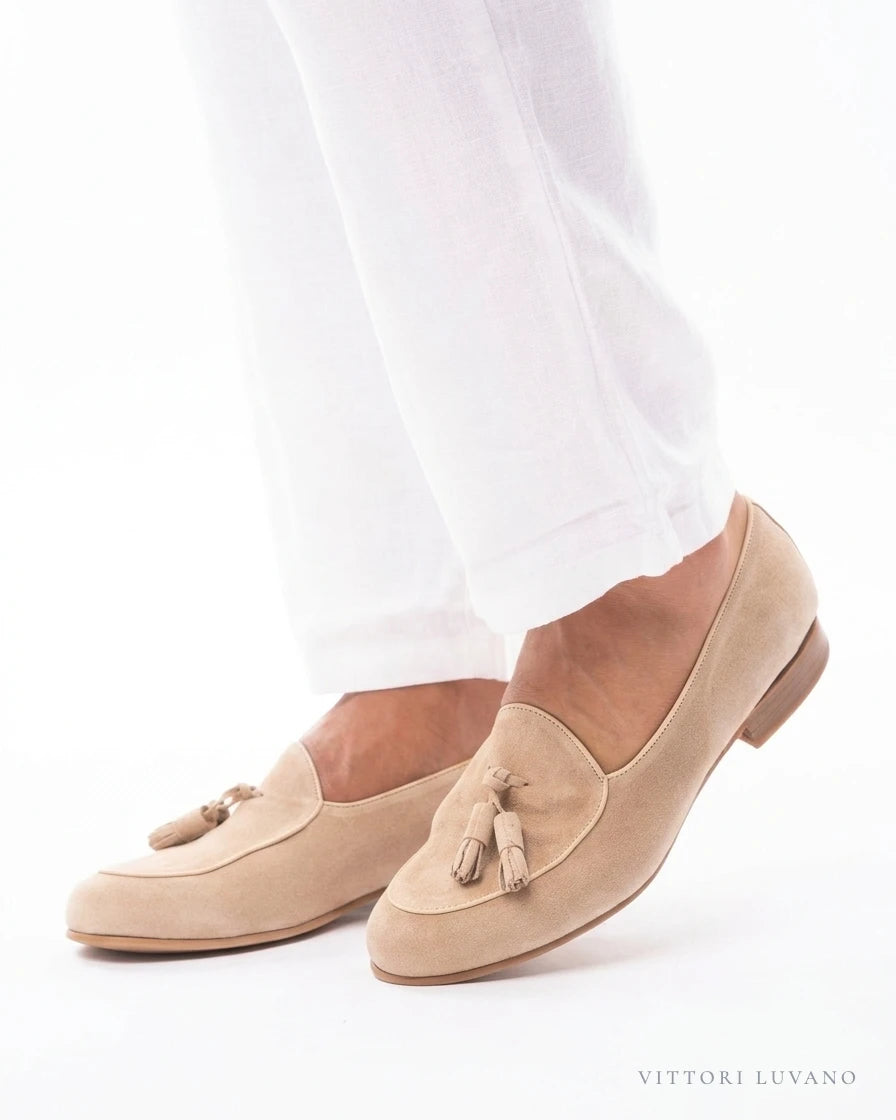 Mocasines de ante arena Milano VITTORI LUVANO puestos con pantalón blanco