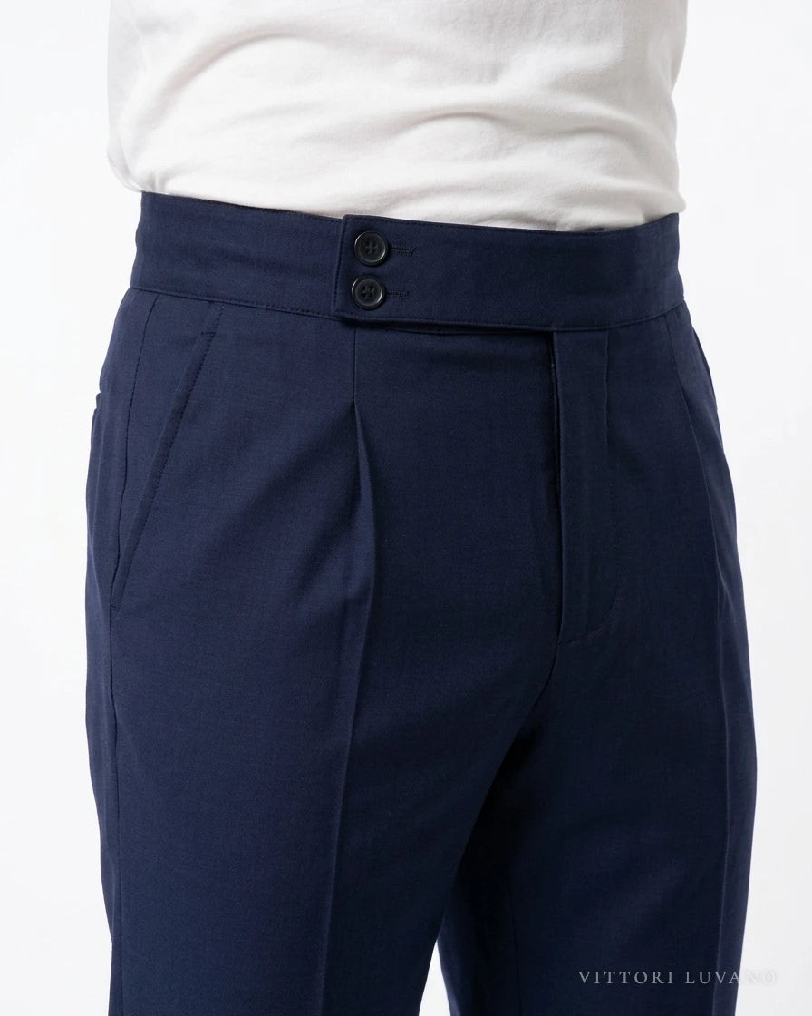 Detalle de la cinturilla con dos botones del pantalón Classico azul marino VITTORI LUVANO